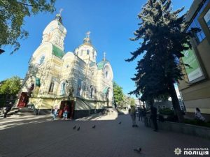 Окропив водою, а у відповідь отримав погрозу: у Рівному чоловік направив револьвер на священника в храмі