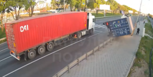 Фура ледь не впала на жінку: у Києві сталася моторошна ДТП – з’явилося відео