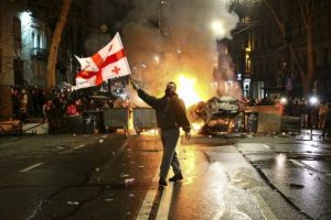 У Грузії – справжній Майдан: у хід пішли водомети та сльозогінний газ, депутати б’ються