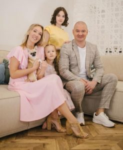 Євген Кошовий розсекретив, де його доньки і чим вони займаються: “Палки в колеса ставити не буду”