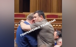 Обіймашки в Раді: як Тищенко “заспокоював” нардепа, який отримав підозру за незаконне збагачення
