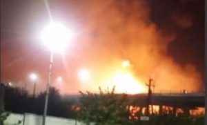 На Луганщині знову “бавовна”: очевидці пишуть про пожежу на нафтобазі
