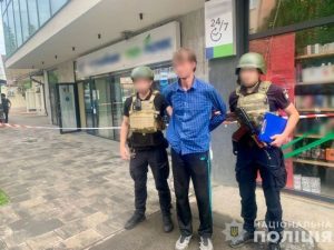В Ужгороді чоловік погрожував вибухом у приміщенні банку: як усе закінчилося (відео, фото)