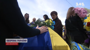 “Тричі ховали сина”: в Чернівцях у братській могилі поховали 19 воїнів, які загинули під час авіанальоту
