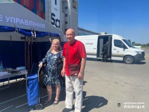 Живі та здорові: поліцейські розповіли про пару, яка дивом вціліла після атаки на “Епіцентр” у Харкові
