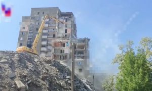 Окупанти в Маріуполі зносять цілий квартал: виселені жителі в розпачі (фото, відео)
