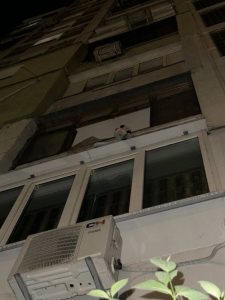 У Києві 2-річна дівчинка випала із вікна, поки батьки спали п’яні