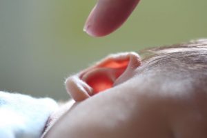 Лише 16 хвилин – і малюк чує “майже ідеально”: лікарі провели унікальну операцію проти глухоти