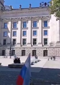 Над будівлею парламенту у Німеччині з’явився дрон із прапором РФ