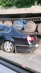 В окупованій Макіївці російські військові танком розчавили автівку (відео)