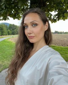 Євгенія Власова назвала круглу суму, яку заробляє щомісяця, та що їй приносить такі доходи