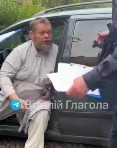 “Х*ї ловлю. Права дай сюди!”: п’яний священник МП в Ужгороді обматюкав патрульних на місці ДТП (відео)