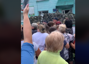 Бунт жінок під ТЦК на Житомирщині: понад сто людей мітингують після смерті військовозобов’язаного