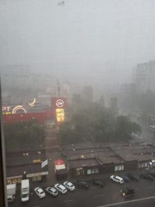 Б’є величезний град: у Києві вирує потужна злива (фото, відео)