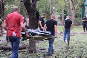Ракетний удар по житловому кварталу Миколаєва: кількість жертв зростає