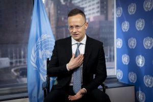 Сіярто пригрозив судом Україні за рішення зупинити транзит нафти “Лукойлу”