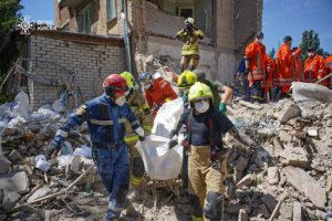 Удар по будинку на Сирці у Києві: пара, якій вдалося вижити, показала перші хвилини після удару (відео)