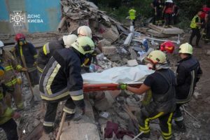Деблокували тіло дівчини: рятувальники завершили пошукові роботи на Сирці — яка кількість загиблих (фото)