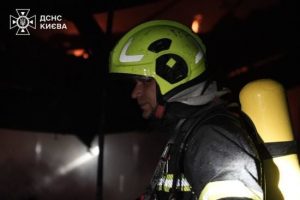 В Києві у Дарницькому районі – масштабна пожежа: що горить