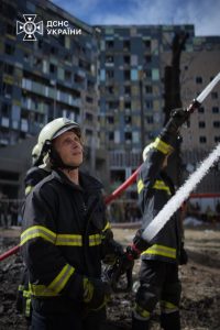 Скільки людей загинуло, поранено та врятовано з-під уламків внаслідок ракетних ударів РФ по Україні (фото)