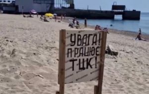 На одному з пляжів Одеси зганьбилися через табличку-попередження про ТЦК (фото)