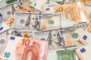 Курс валют на вихідні, 20-21 липня: скільки коштують долар, євро і злотий