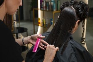 Нова трендова стрижка, яка набирає шаленої популярності у світі: зачіска для всіх типів волосся