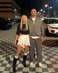 Кохана Цимбалюка різко відреагувала на хейт в бік їхніх розваг під пісні путініста: “Диванні критики”