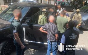 Співробітницю Мінʼюсту та її спільника затримано за підозрою у шахрайстві: що відомо (фото, відео)