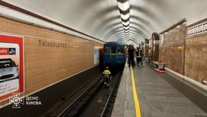 У метро Києва на колії впала людина: що відомо