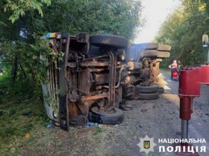 Під алкоголем та наркотиками допустив перекидання “Камаза”: у ДТП на Київщині загинув 9-річний син водія