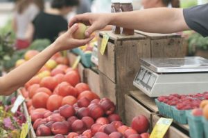 В Україні стрімко дешевшає стратегічний продукт: у чому причина та чи варто робити запаси