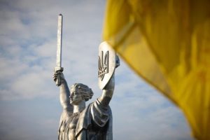 Чи дійсно тризуб на монументі “Батьківщина-мати” почав ржавіти – відповідь Мінкульту