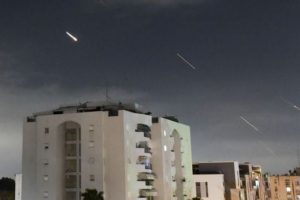 “Залізний купол” в Ізраїлі може не витримати нової атаки Ірану та “Хезболли” – WSJ
