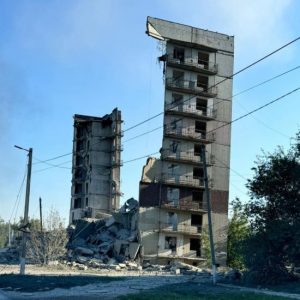 Росіяни вдарили КАБом по Донеччині: страшні кадри зруйнованої багатоповерхівки