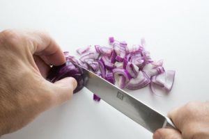 Без сліз: шість способів, щоб різати цибулю і не плакати