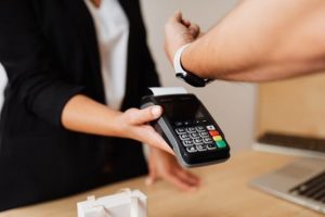 В Одесі чоловік 13 хвилин погрожував продавчині своїм статевим органом: все закінчилось несподівано