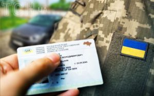 Чоловікам за кордоном, які не оновили дані, не видаватимуть права: деталі