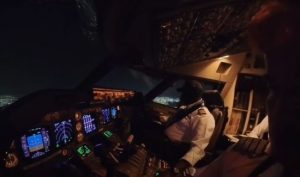 НЛО потрапили в об’єктив відеокамери пілотів Boeing 747 під час рейсу (відео)