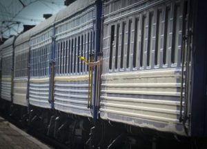 Під час буревію на Львівщині дерево впало на вагон поїзда — “Укрзалізниця” повідомила про постраждалих