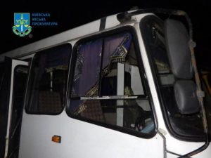 У Києві чоловік кинув пляшку у вікно маршрутки і травмував дитину: з’явилися фото