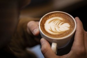 Ніколи не пийте це перед шопінгом: психологи розкрили, що змушує людей витрачати зайві гроші