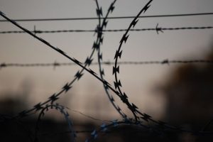 Бив кулаками по тілу й голові: на Прикарпатті чоловік розправився з власною матір’ю