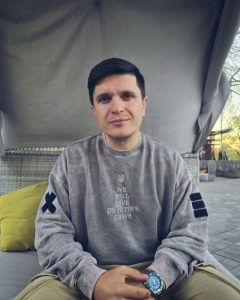 Анатолій Анатоліч виїхав за кордон з доньками й розкрив причину: “Можу виїжджати”