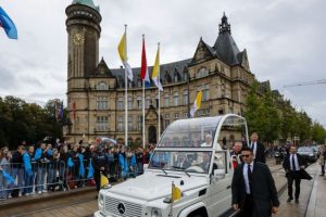 Кортеж Папи Римського атакували з вимогою “перестати катувати биків”: відео