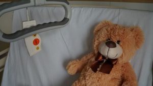 На Львівщині 10-річний хлопчик вколов палець і потрапив до лікарні у важкому стані: що сталося