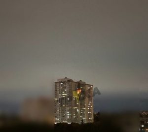 Під час ворожої атаки в Києві ударний дрон влучив у багатоповерхівку: що відомо (фото)