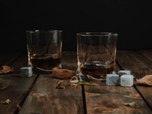 Камінці для віскі: в чому сенс і як правильно їх використовувати