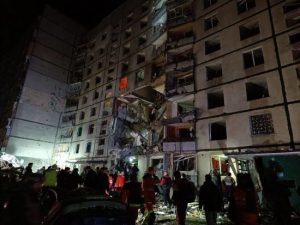 Авіаудар по багатоповерхівці у Харкові: кількість постраждалих зростає (фото)