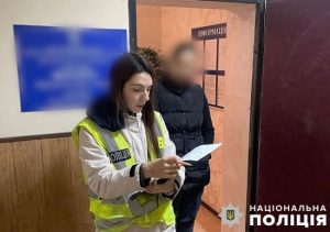 Нотаріуска привласнювала гроші померлих: поліцейські викрили зухвалу злочинну схему (фото)